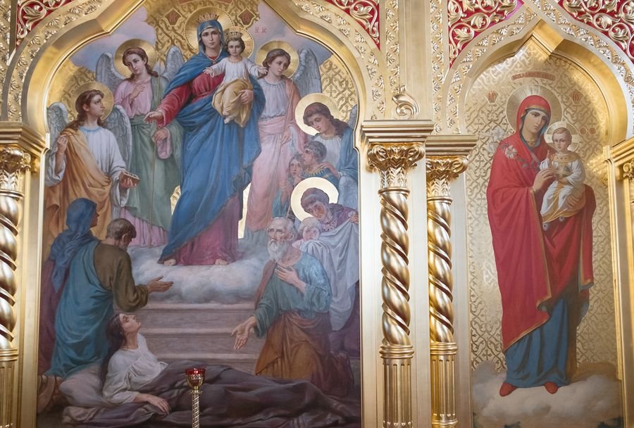 Иконы Пресвятой Богородицы "Всех скорбящих Радость" (слева) и "Неувядаемый цвет"