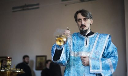 Что означает широкая лента, которую держит в руке диакон