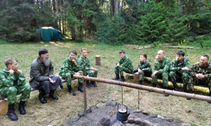 Воспитанники воскресной школы при храме Святой Троицы Архиерейского подворья в полевом лагере на острове Валаам