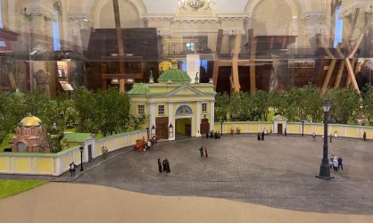 Воспитанники воскресной школы посетили древлехранилище в Александро — Невской Лавре